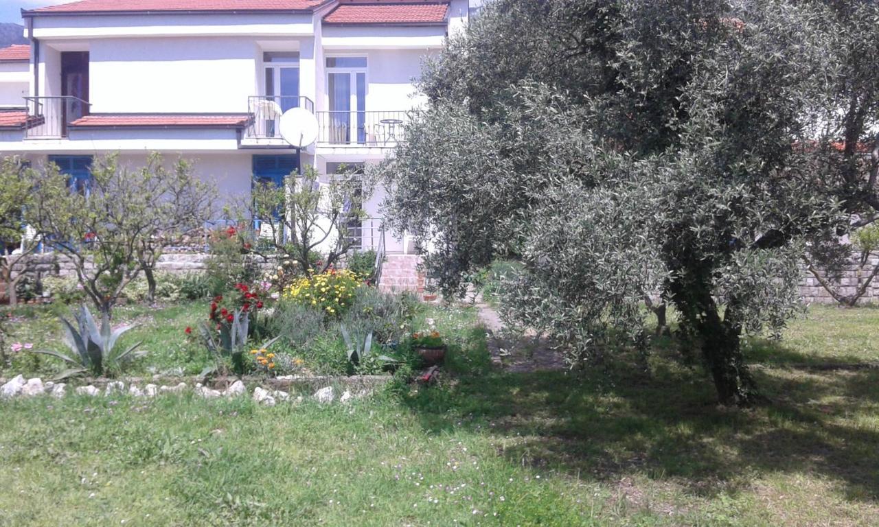 Apartment Two Bedroom Ap In The Garden Buljarica